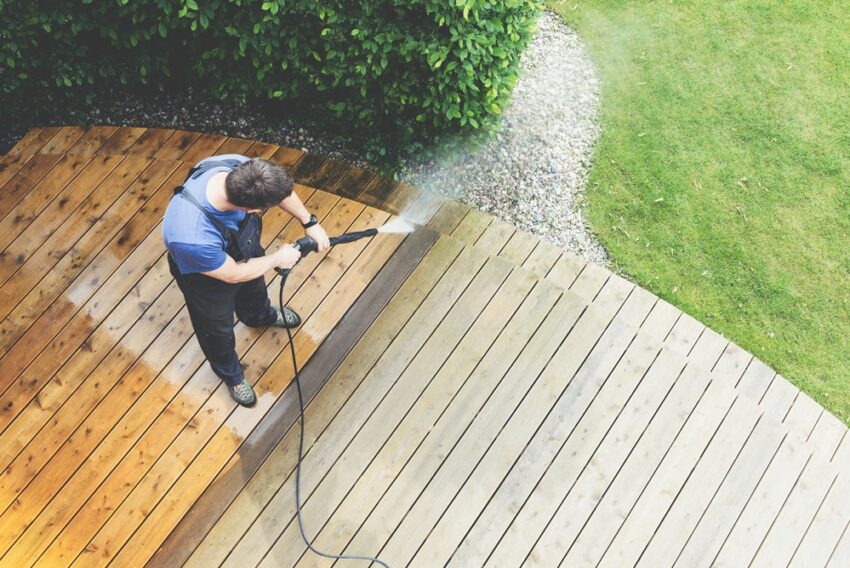 4 Best Ways on How to Restore Faded Composite Decking
